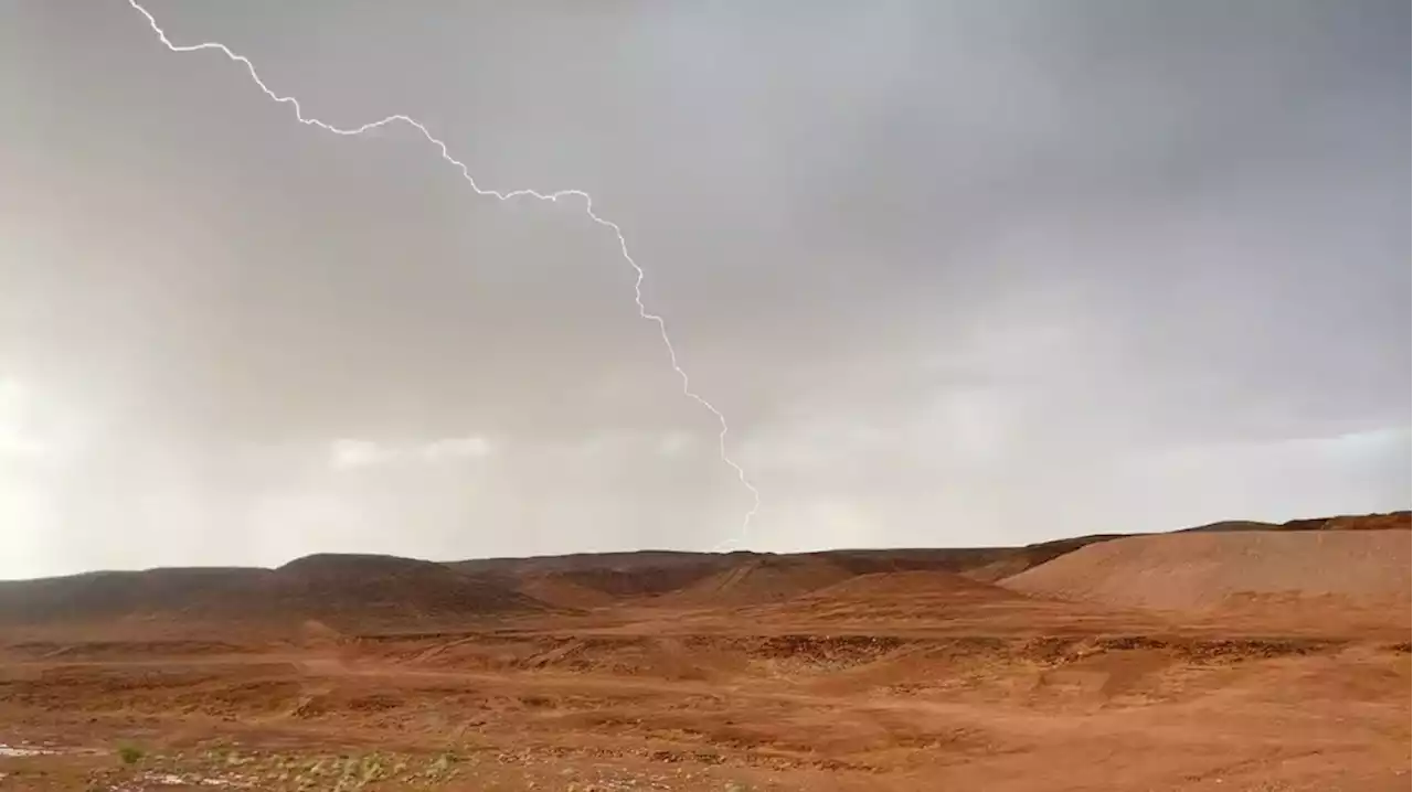 شاهد.. صواعق وبرق يضيء أحياء جنوب تبوك - صحيفة تواصل الالكترونية