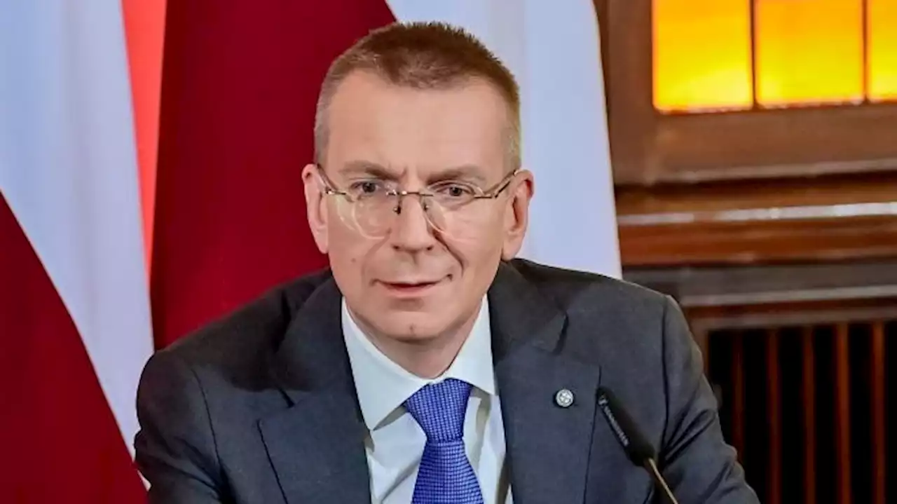 Chi è Edgars Rinkevics, nuovo presidente della Lettonia e primo capo di stato gay dell’Unione Europea