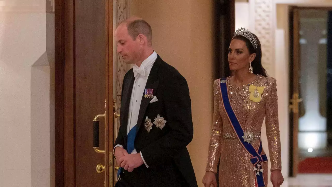 Au mariage du prince héritier de Jordanie, Kate Middleton portait une robe glitter Jenny Packham et des bijoux royaux de plus de cent ans