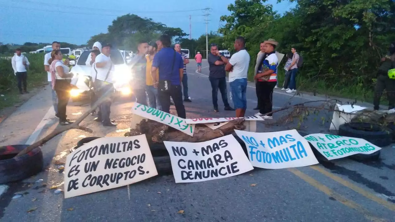 Conductores bloquean vías del Magdalena que conectan con el centro e interior del país