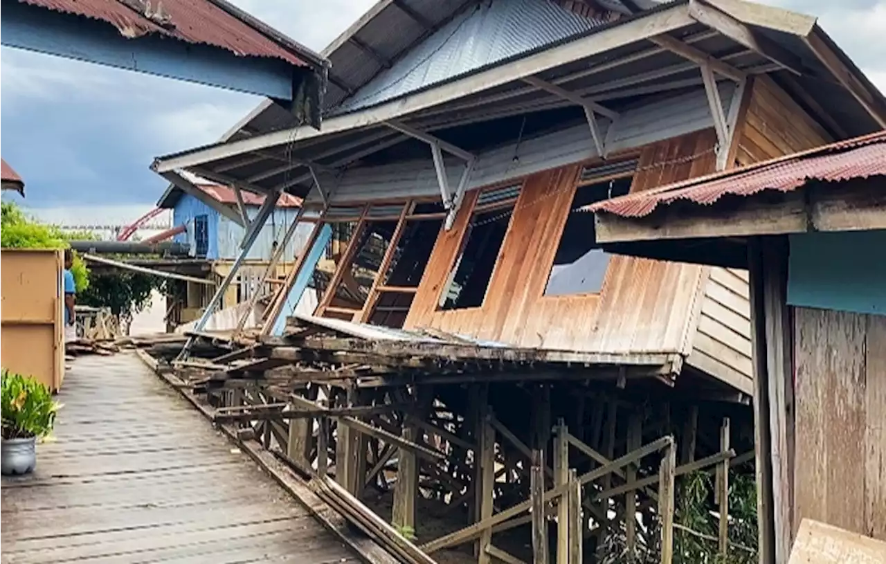 Rumah di Pinggiran Sungai Kahayan Palangka Raya Mendadak Ambruk