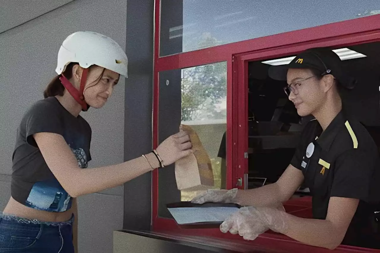 Love na babalik-balikan: Skater girl circles McDonald’s Ride-Thru for a heart-fluttering reason. | BMPlus