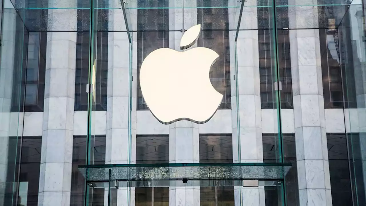 Does Photo Show a Line Outside an Apple Store for Vision Pro Headset in June 2023?