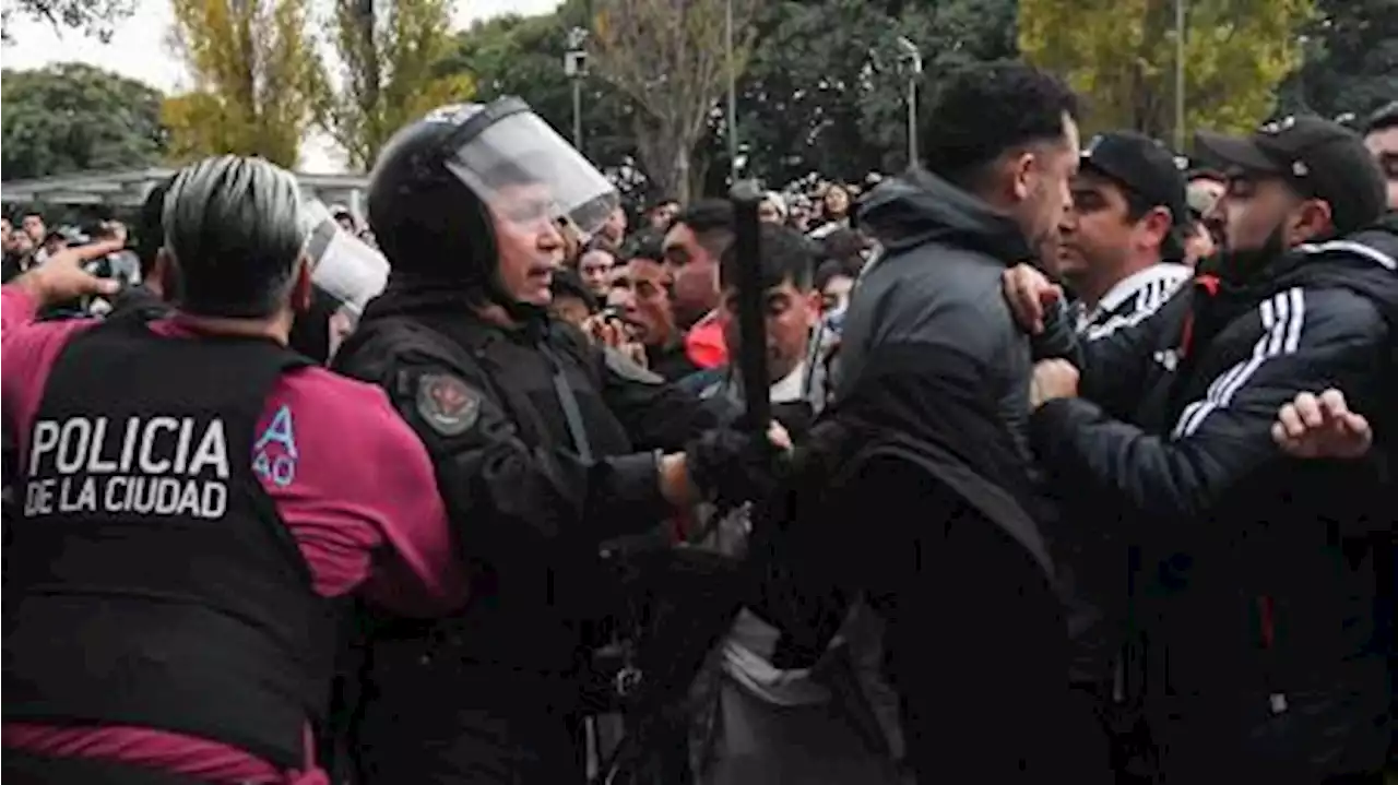 Permanecen detenidos 56 hinchas de Colo Colo por los incidentes tras el partido con Boca