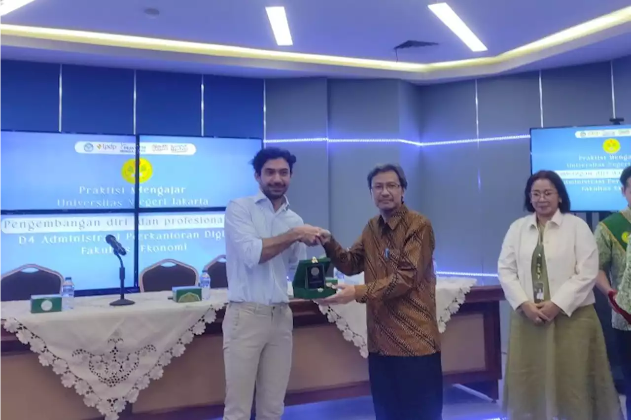 Kala Reza Rahadian jadi dosen praktisi di kampus