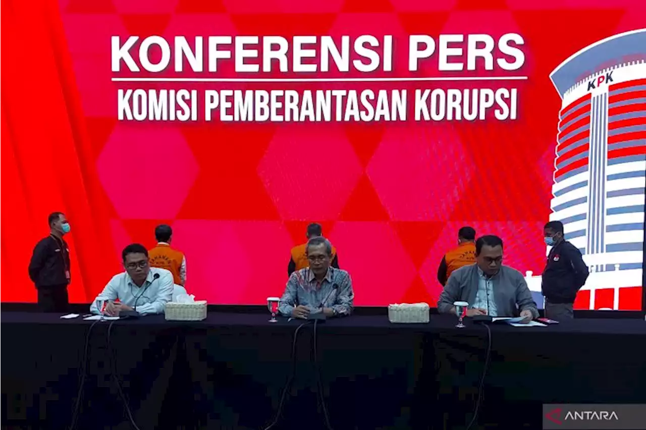 KPK tahan tiga tersangka korupsi perumda di Penajam Paser Utara