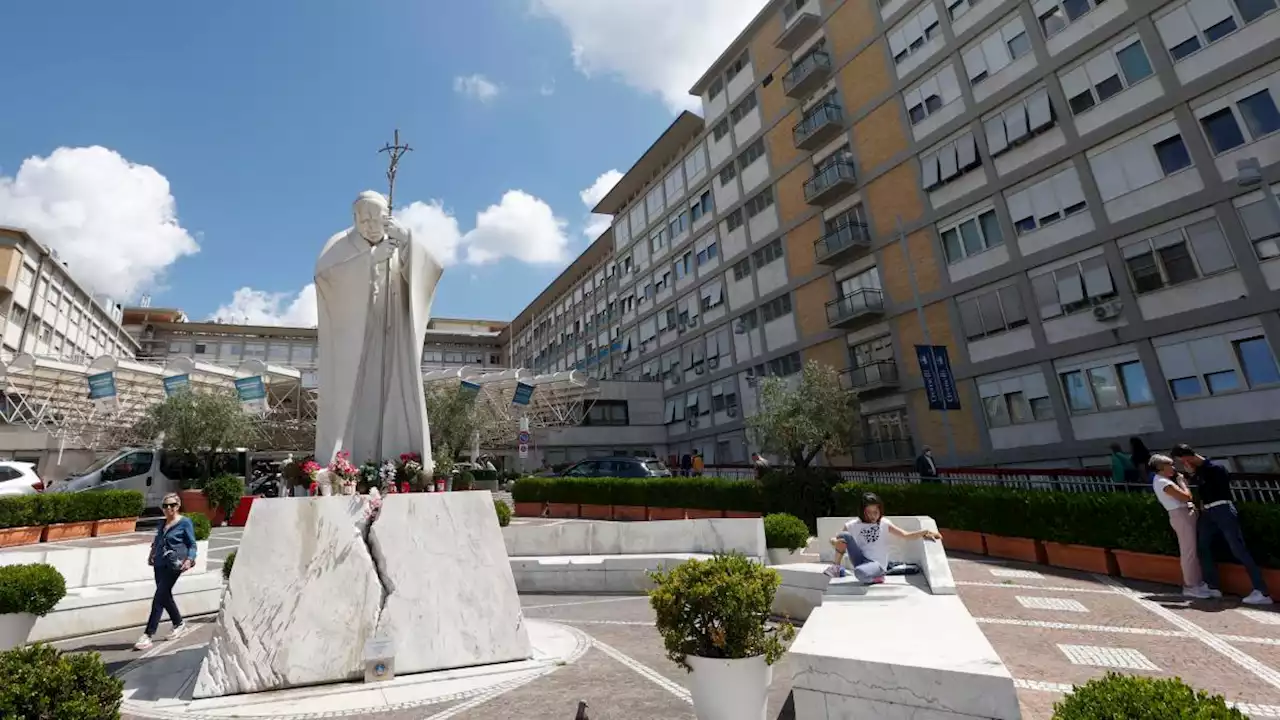 Papst muss in Klinik unter Vollnarkose operiert werden