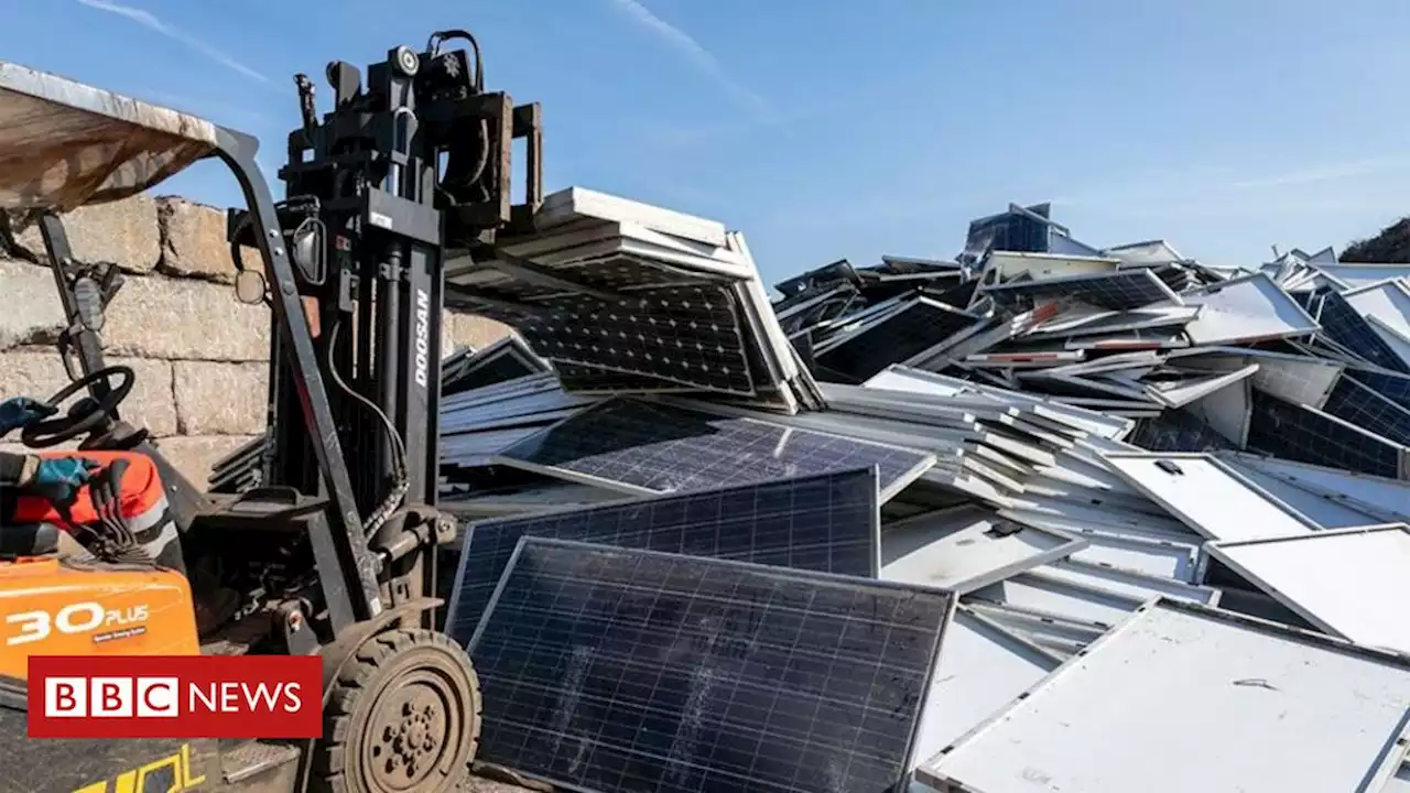 Por que popularização de painéis solares pode causar 'bomba ambiental' - BBC News Brasil