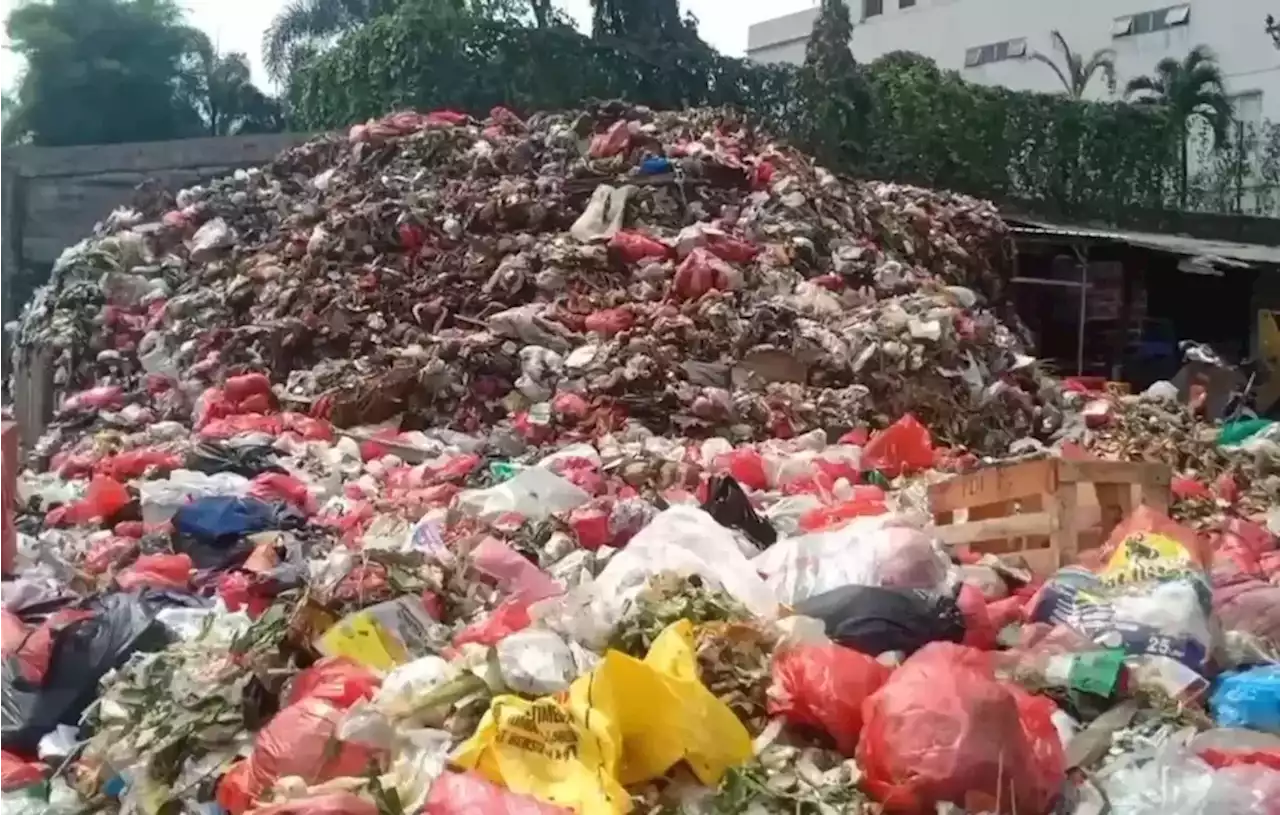 Sampah Masih Menumpuk di Pasar Kemiri Muka Depok