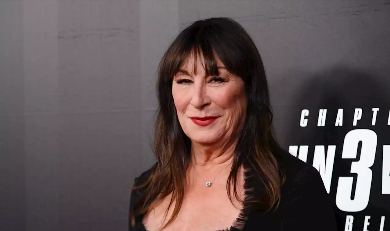 Anjelica Huston Says Oprah Winfrey Has Been Giving Her the Silent Treatment Since the '80s