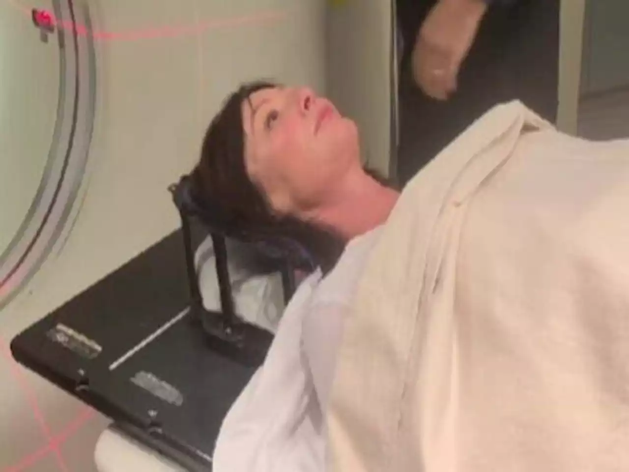 Shannen Doherty shock: metastasi al cervello e seduta di radioterapia