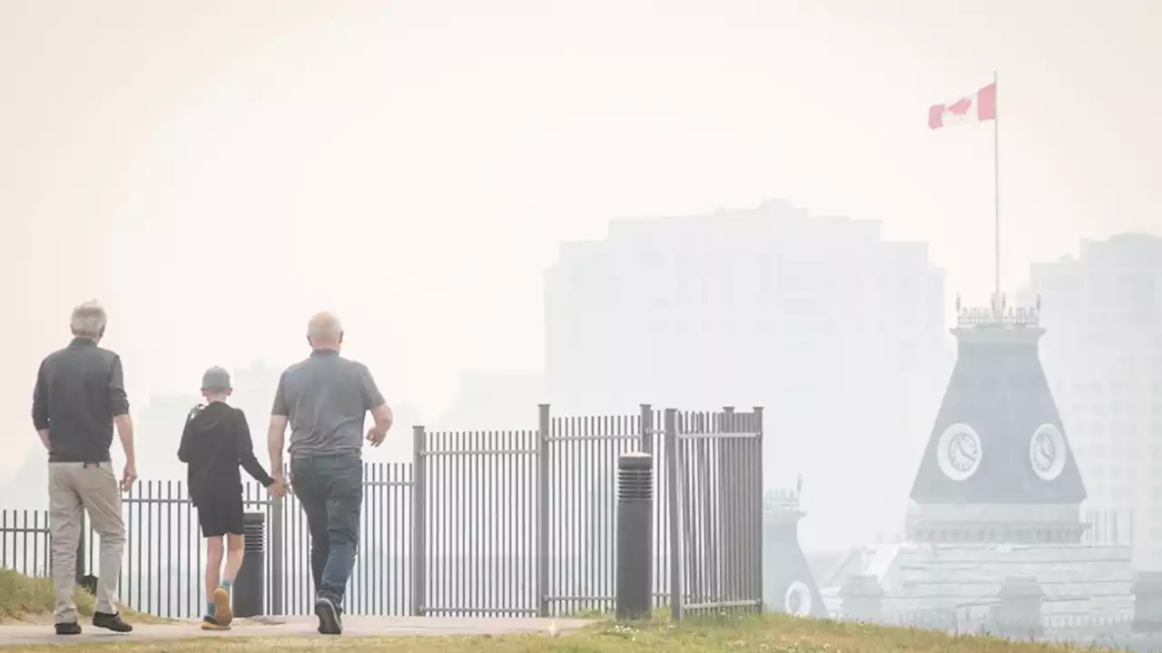 Wildfire smoke blankets Ontario, Quebec, air quality plummets, affects activities