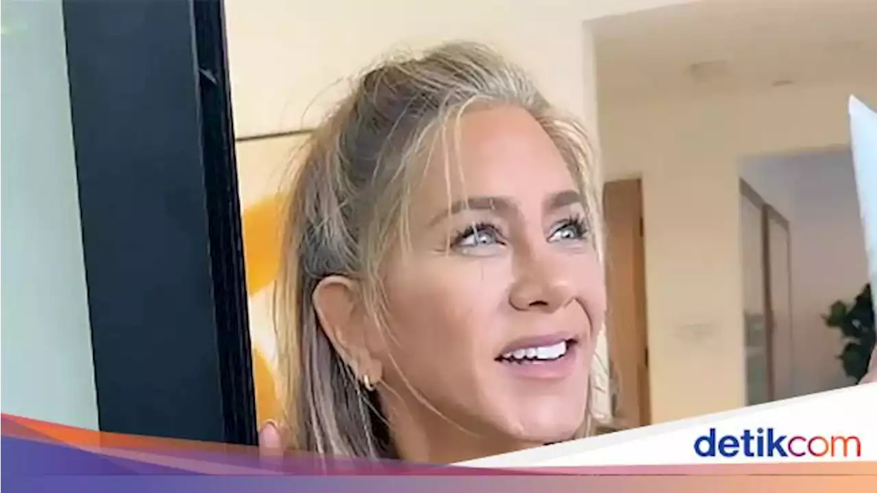 Jennifer Aniston Banjir Pujian Setelah Ekspos Rambut Ubannya