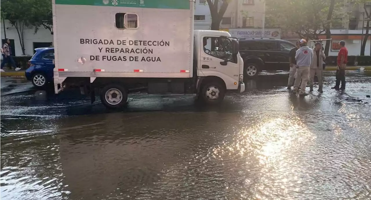 Fuga de agua en Marina Nacional daña pavimento, forma pequeño socavón y provoca tráfico