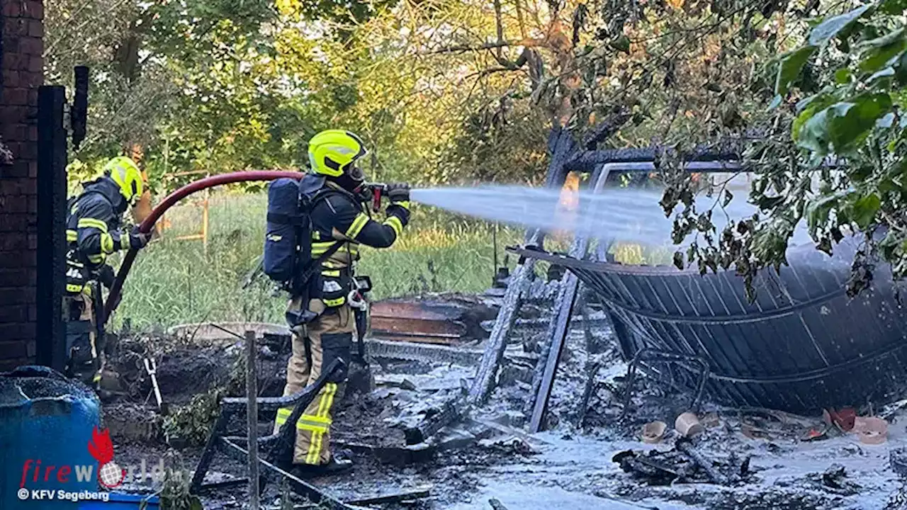 D: 15 x 20 m großer Holzschuppen in Henstedt-Ulzburg in Vollbrand