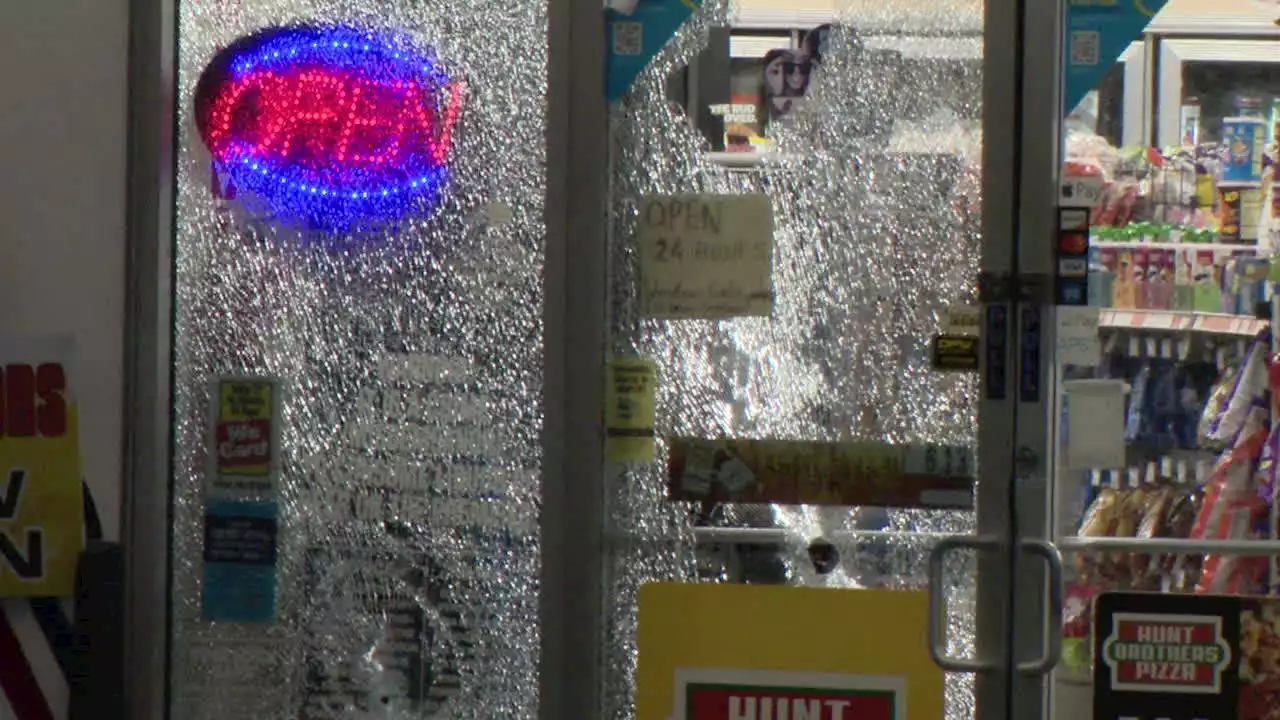 Clerk shot during fight at Fort Worth convenience store