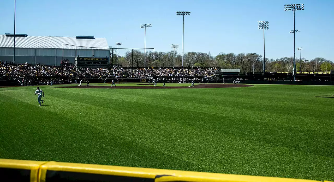 Indiana State baseball player fools everyone with fake home run robbery during NCAA Tournament game