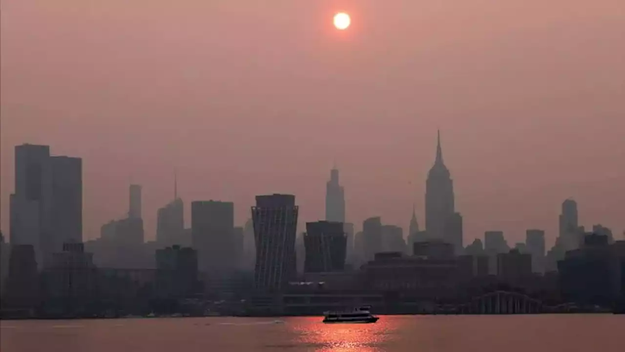 Fumaça de incêndios no Canadá invade os EUA e autoridades pedem para as pessoas não ficarem nas ruas; veja imagens