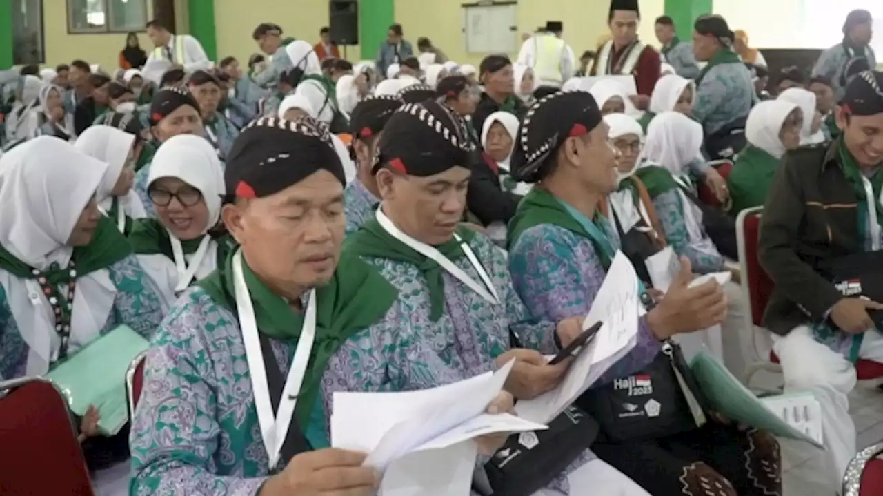 Bertekad Kenalkan Identitas Daerah ke Makkah, CJH Asal Gunung Kidul Kenakan Blangkon Khas Jogja