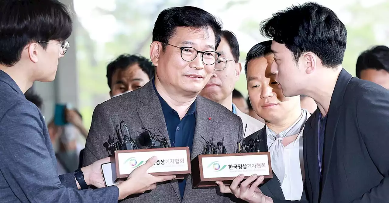 송영길, 또 거부당한 2차 '셀프 출석'…검찰 면담불발 뒤 1인 시위 | 중앙일보