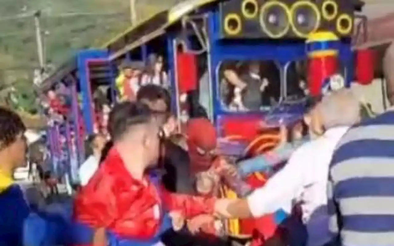 Briga entre super-heróis! Homem-Aranha, Super Mário e Pantera Negra de trenzinho distribuem socos | Rio de Janeiro | O Dia