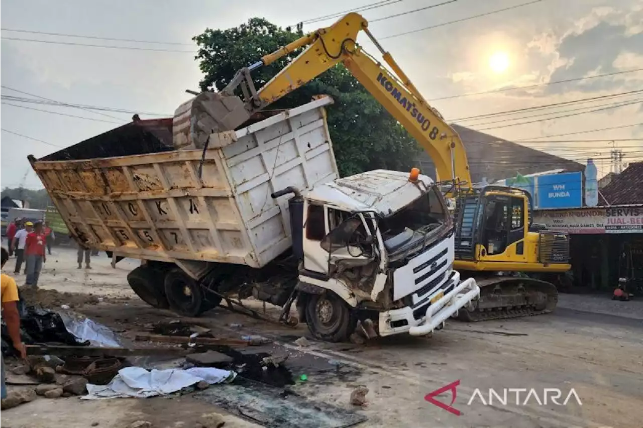 Kecelakaan Maut di Ngaliyan Semarang, Truk Menimpa Mobil, 2 Orang Tewas