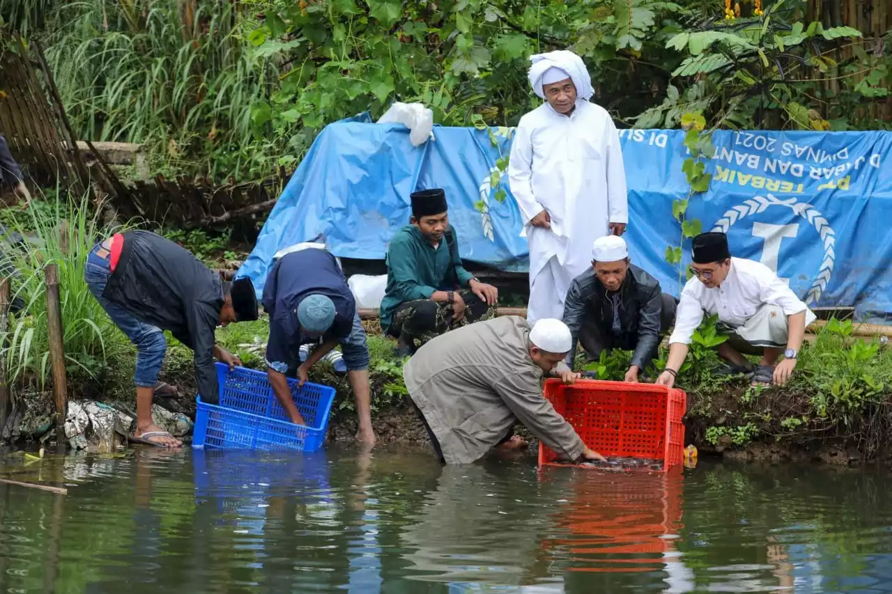 Sukarelawan Ganjar Latih Santri Milenial di Ponpes Al Istiqomah Budi Daya Ikan Nila