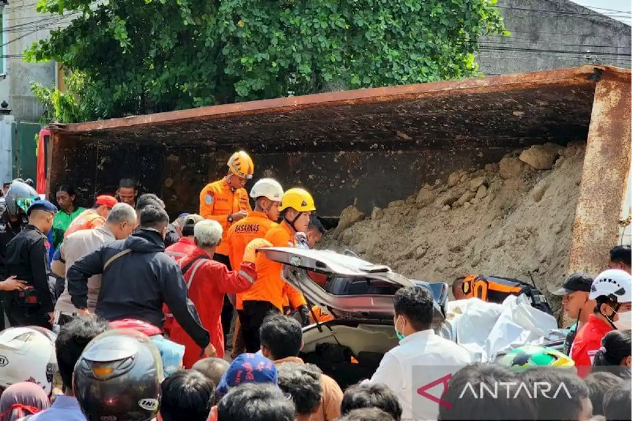 Truk Pengangkut Tanah Hantam Toyota Agya di Semarang, Begini Kondisinya