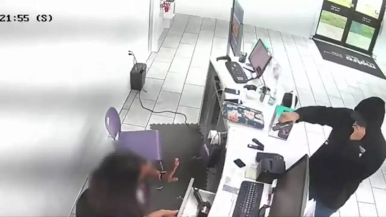 FRIGHTENING VIDEO: Man holds MetroPCS store employee at gunpoint, demands money from register in north Houston