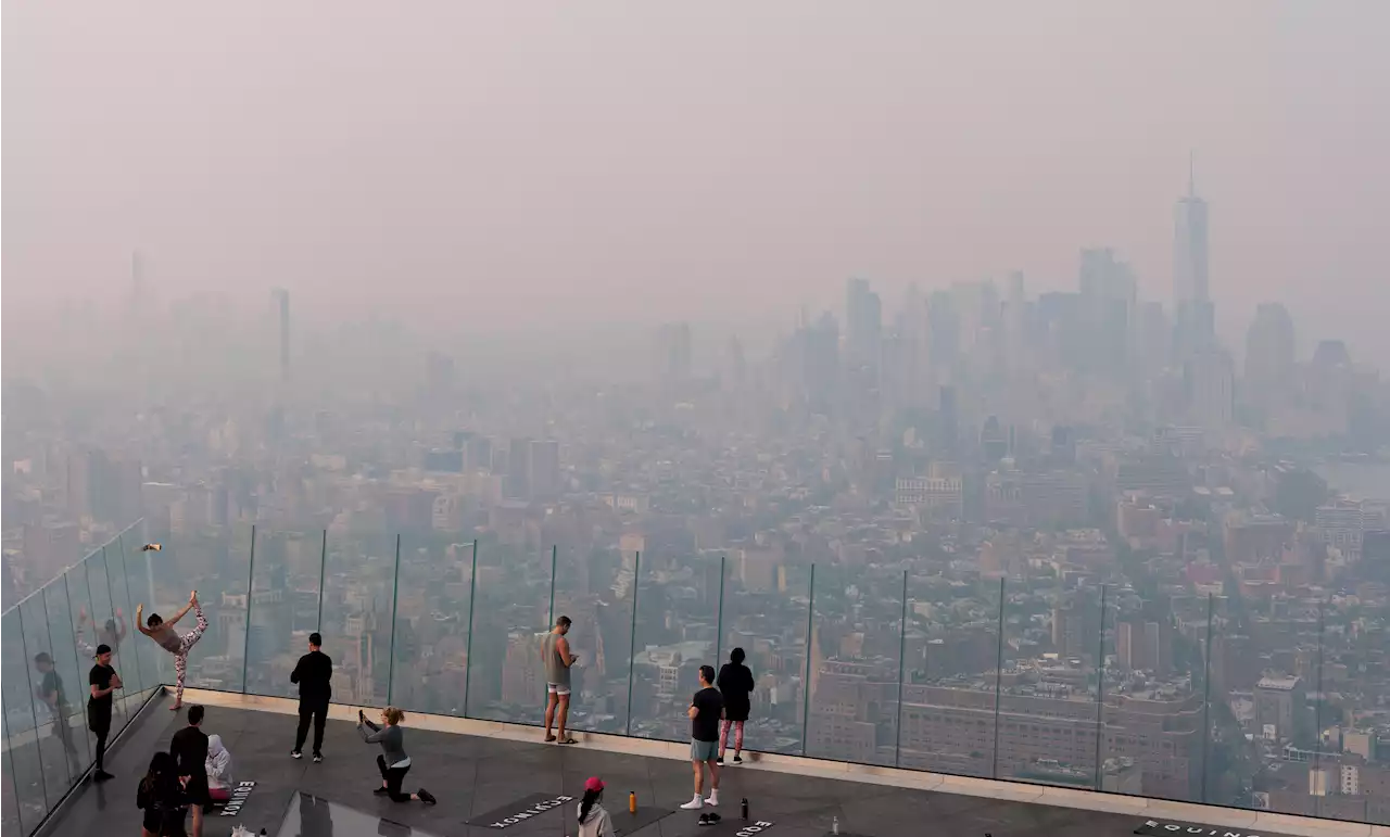 El humo de los incendios forestales de Canadá cubre el skyline de Nueva York