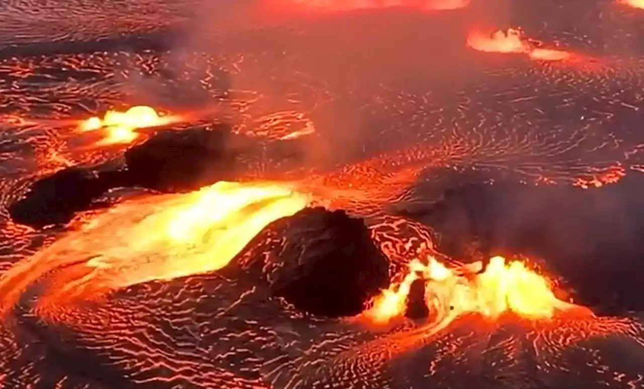 Entra en erupción el volcán Kilauea en Hawái: una gran cantidad de lava rodea el cráter