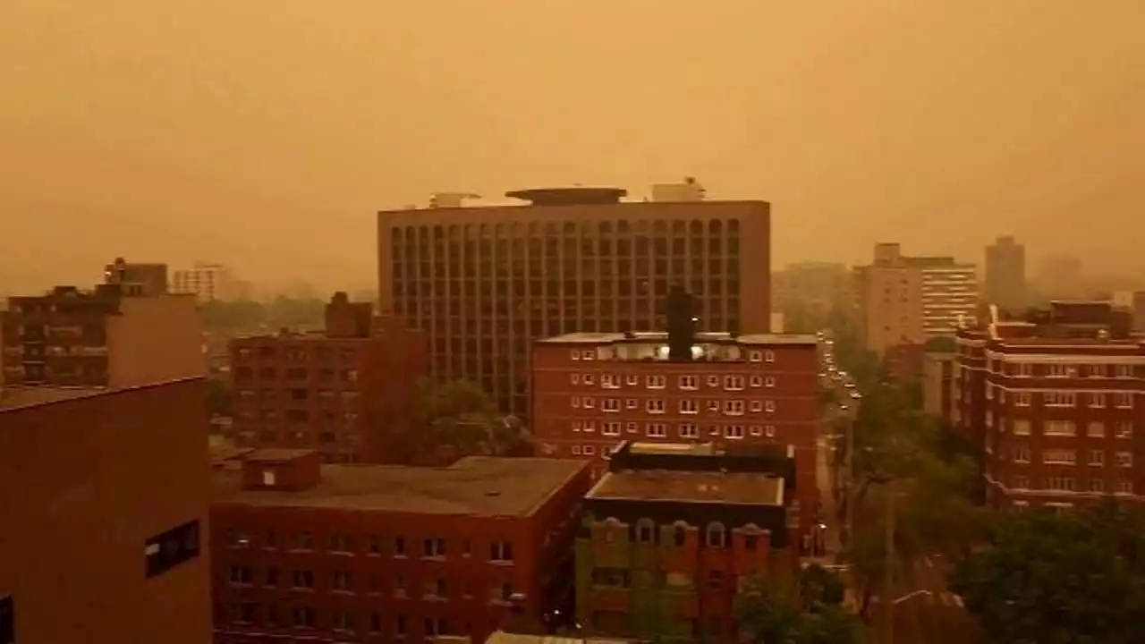 Incendi in Canada, una densa coltre di fumo tinge di arancione il cielo di Ottawa