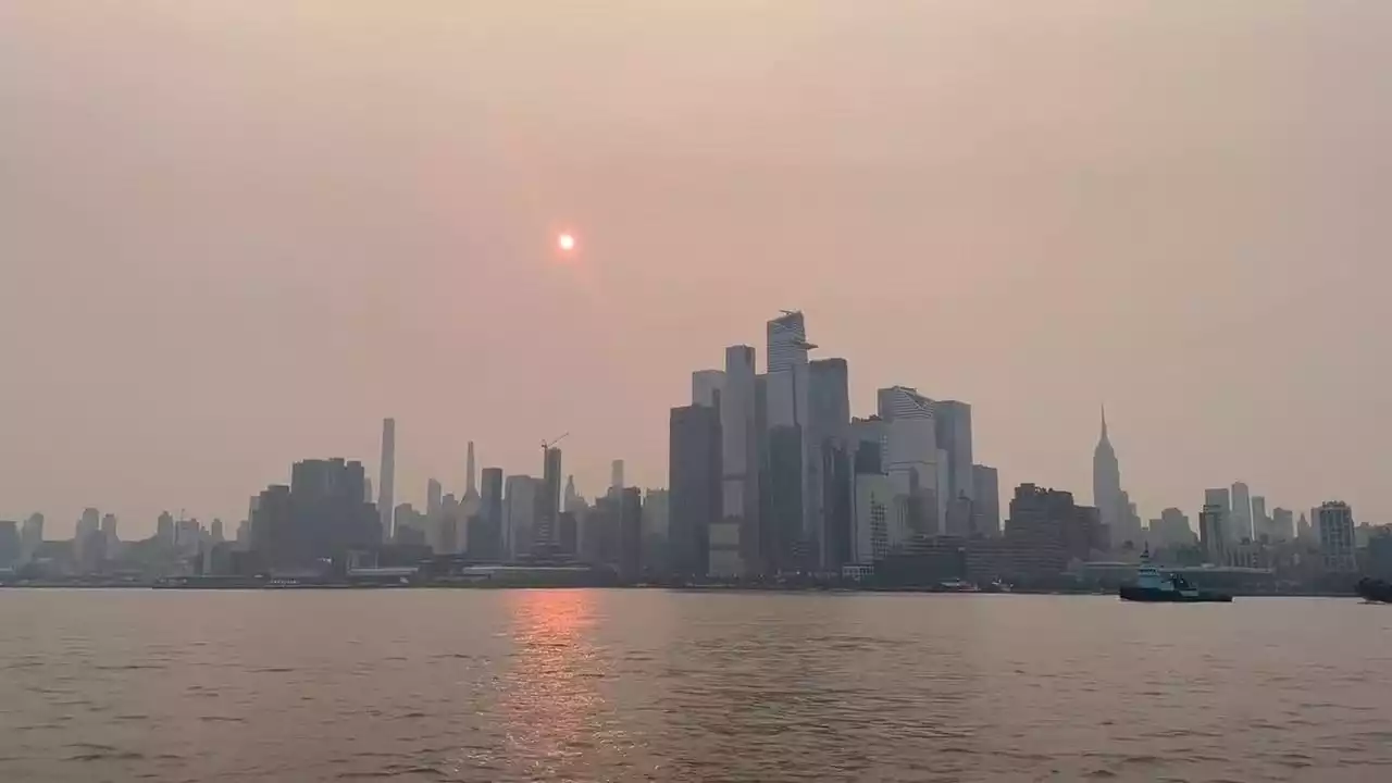 New York, cielo grigio e sole che scompare: la cenere degli incendi del Canada invade la città