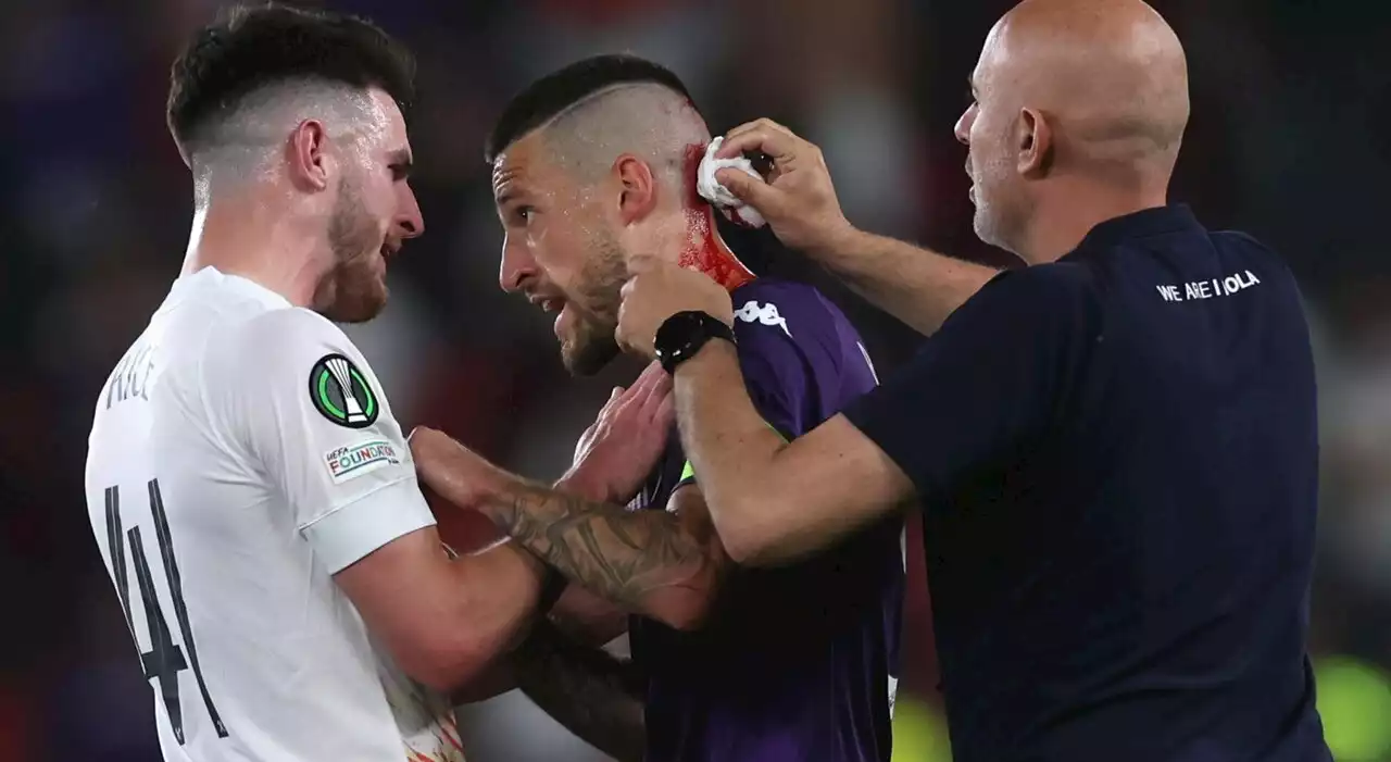 Fiorentina-West Ham, Biraghi colpito da un oggetto lanciato dagli inglesi: ferito alla testa