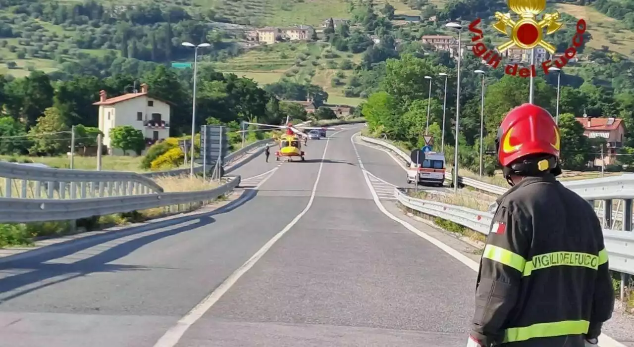 Si apre lo sportello dell'auto in corsa, ragazza catapultata sull'asfalto: è gravissima