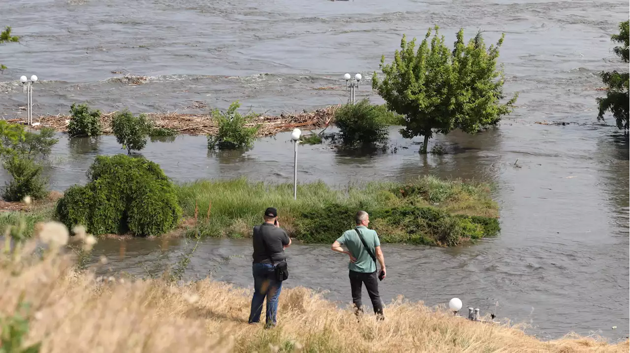 Les images des inondations dans les rues de Kherson après la destruction du barrage en Ukraine