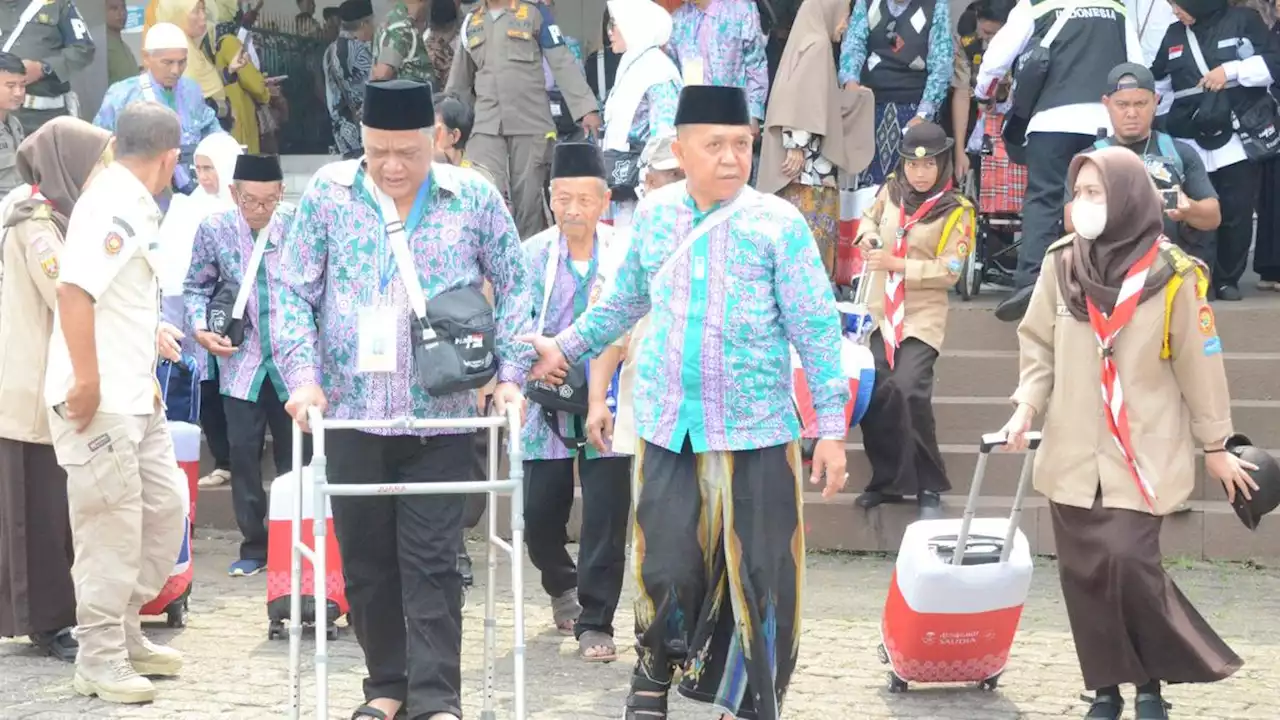 Suasana Haru Saat Bupati Pasaman Barat Azan untuk Lepas Jemaah Haji