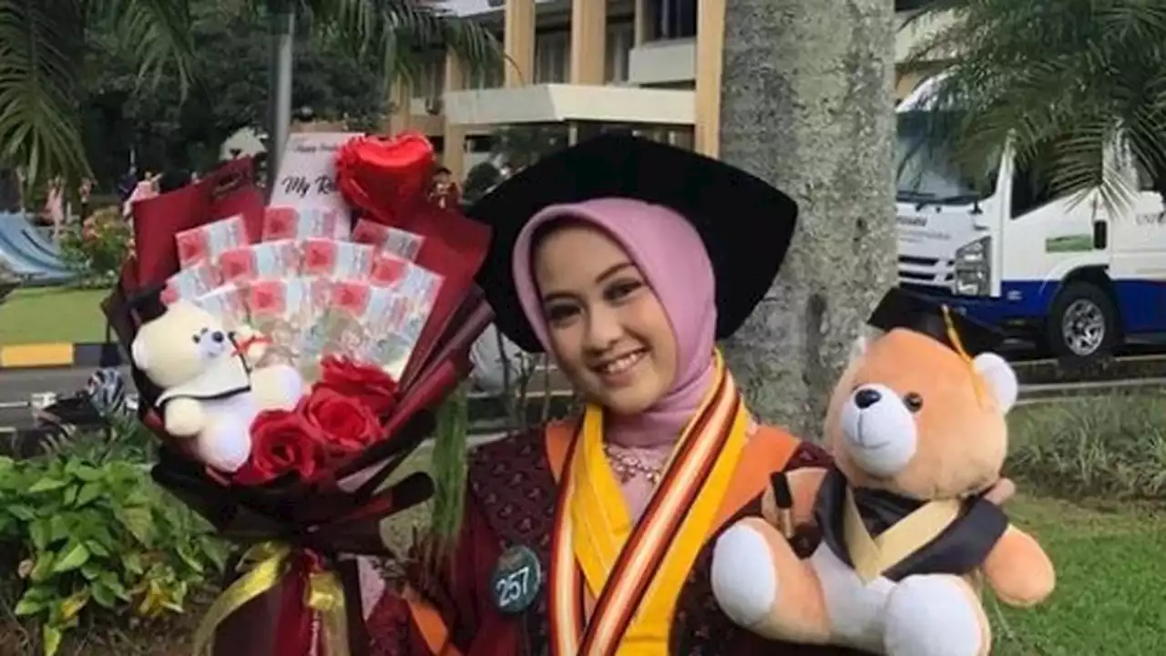 Viral Rein Vidya Banafsha Wisudawan Kedokteran Unpad Usia 19, Warganet: Cantik, Pintar dan Keren