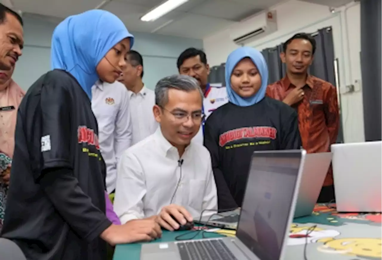 RM1m allocated to improve internet facilities in 19 Lembah Pantai schools, says Fahmi