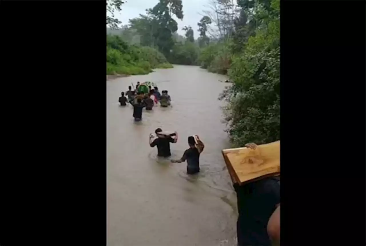 Viral, Tidak Ada Jembatan, Warga Antar Jenazah dengan Seberangi Sungai