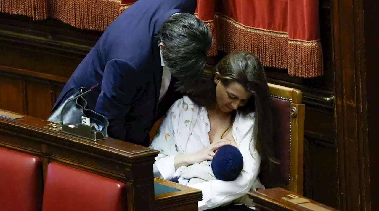 Camera, Gilda Sportiello (M5s) allatta il figlio in Aula: è la prima volta nella storia