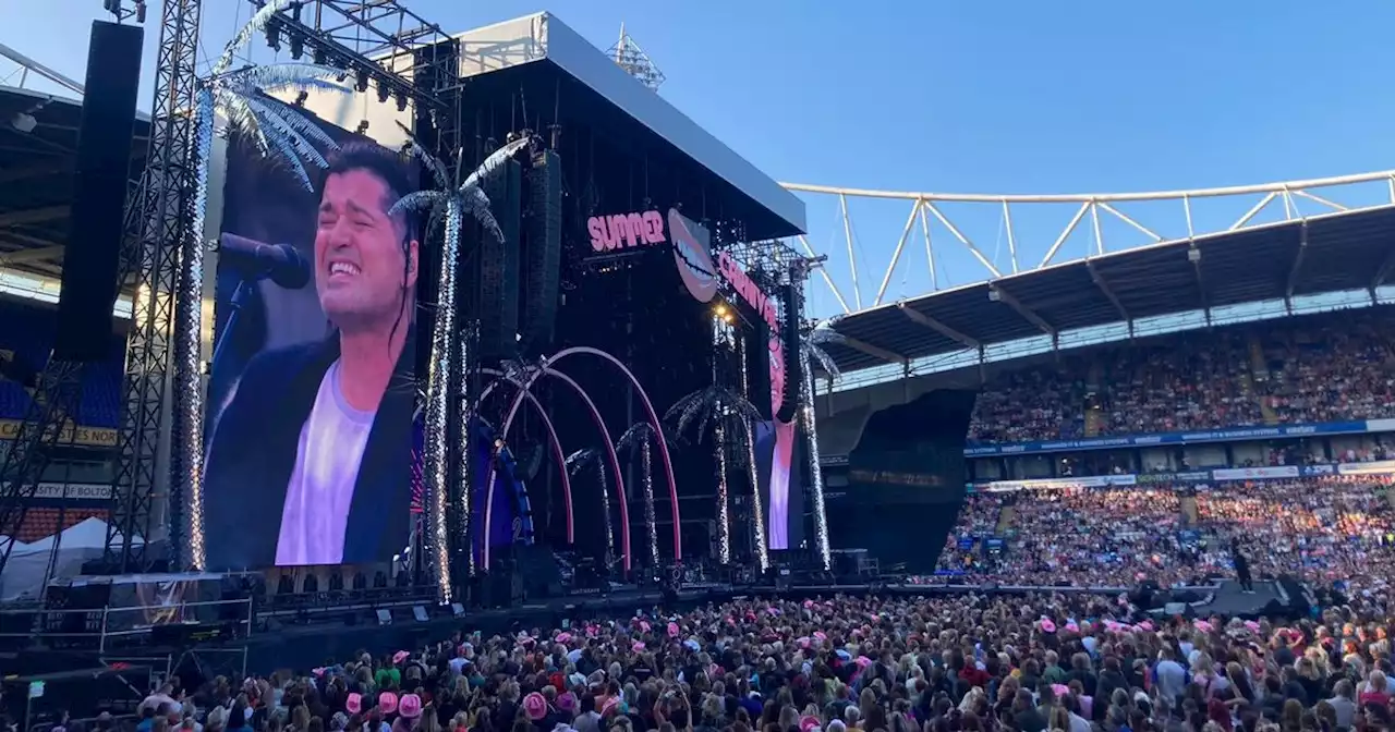 Emotional The Script dedicate song to late guitarist at Pink concert in Bolton