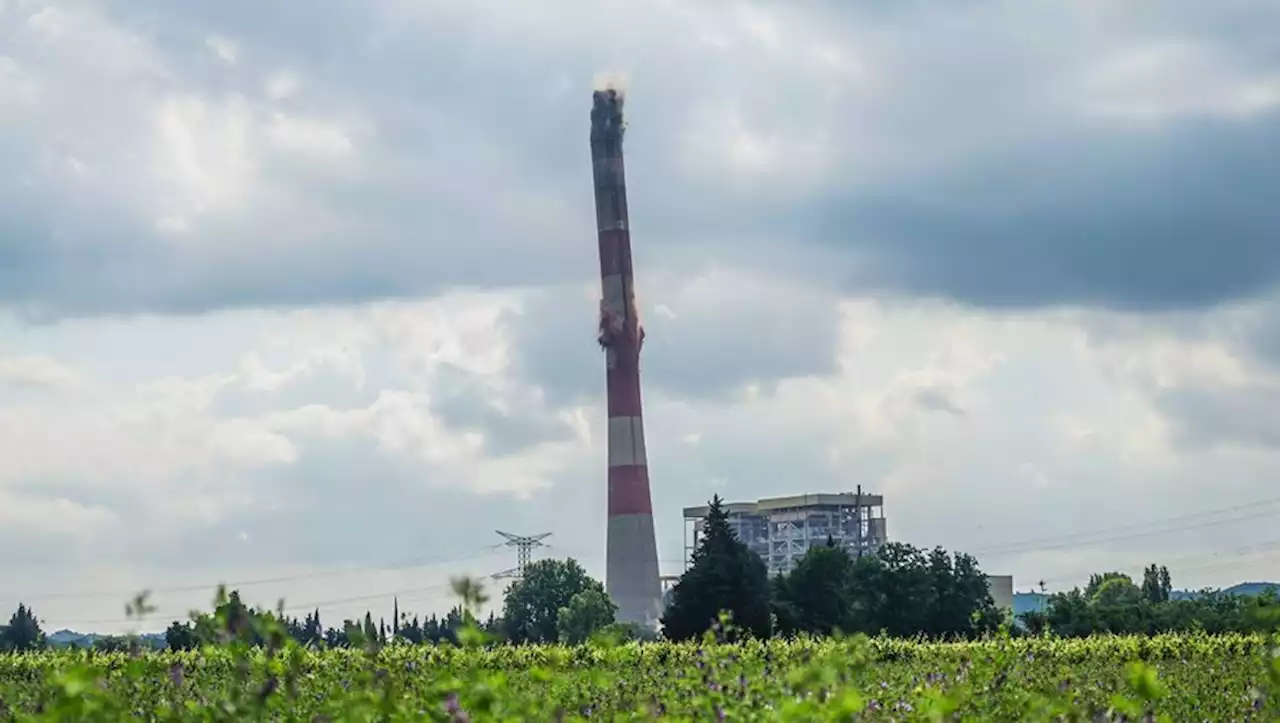 De la détonation au nuage de poussière : les images de l'abattage de la cheminée d'Aramon, à moitié réussi