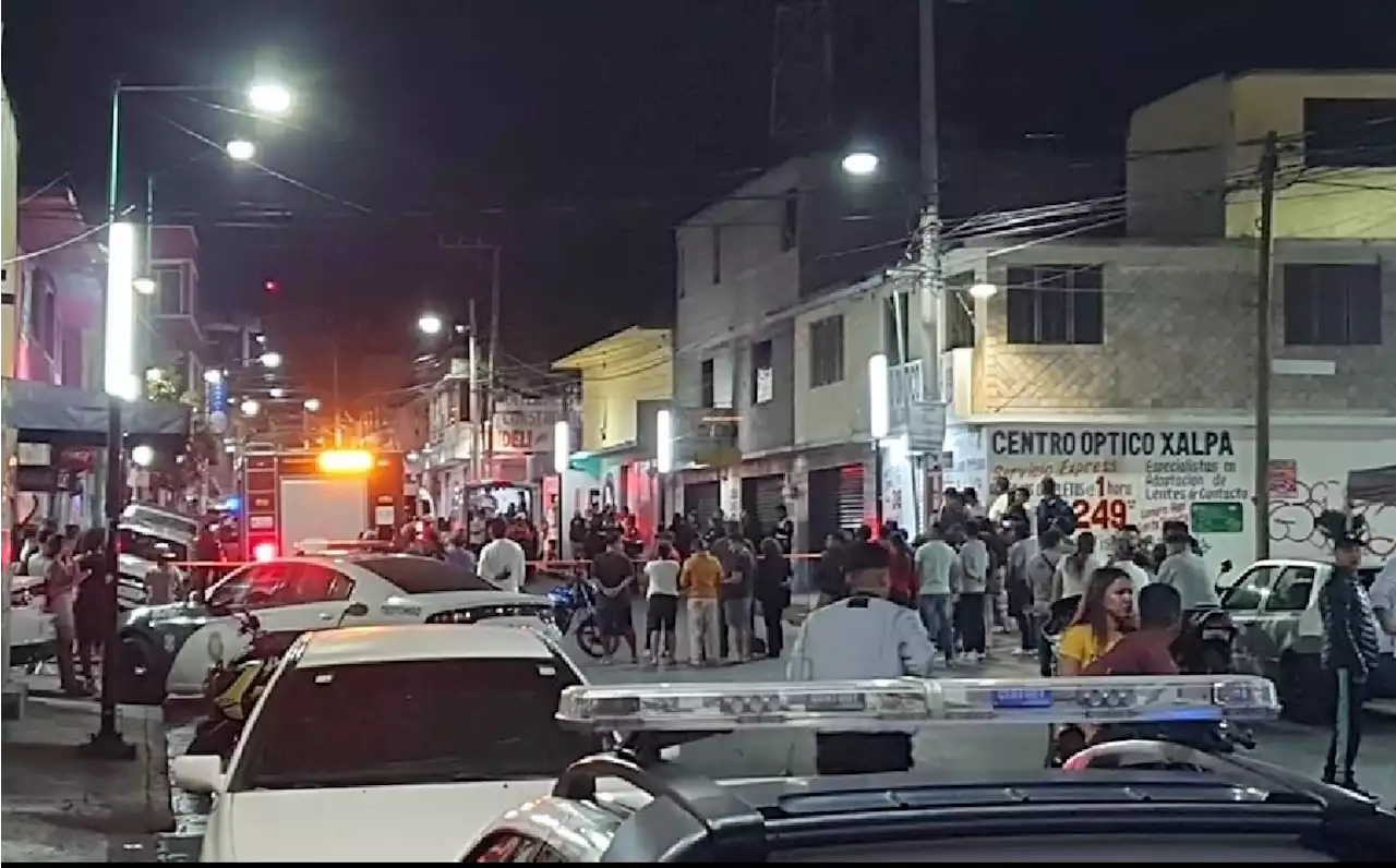 Auto se vuelca y choca con vehículo estacionado en Iztapalapa, en CdMx