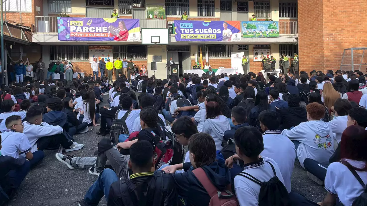 Estudiantes regresan a clases luego de los enfrentamientos entre grupos ilegales en Ituango