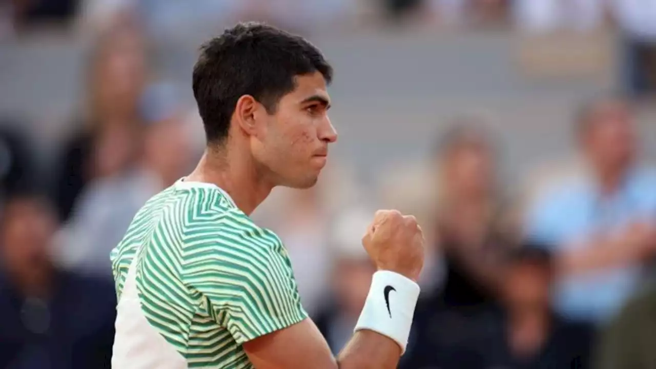 Alcaráz venció a Tsitsipás y es semifinalista de Roland Garros