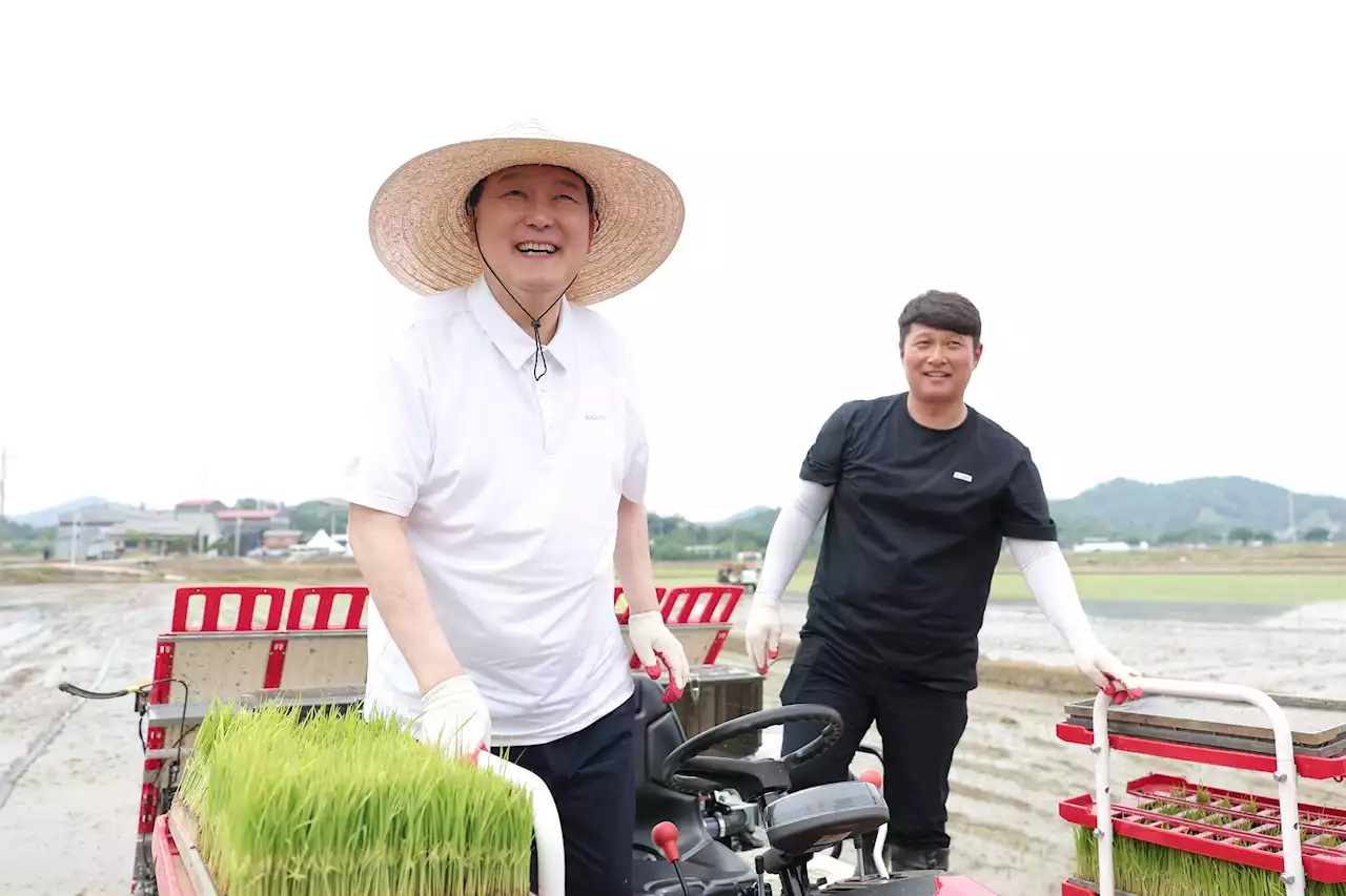 모내기 현장 찾은 윤석열 대통령, 이양기 타고 새참 먹고...