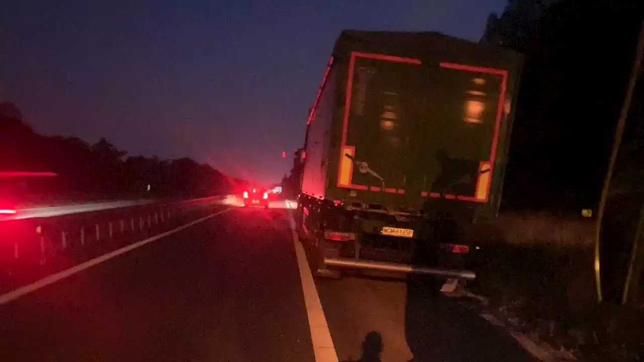 112-nieuws: vrachtwagens weggestuurd • truck rijdt stapvoets over snelweg