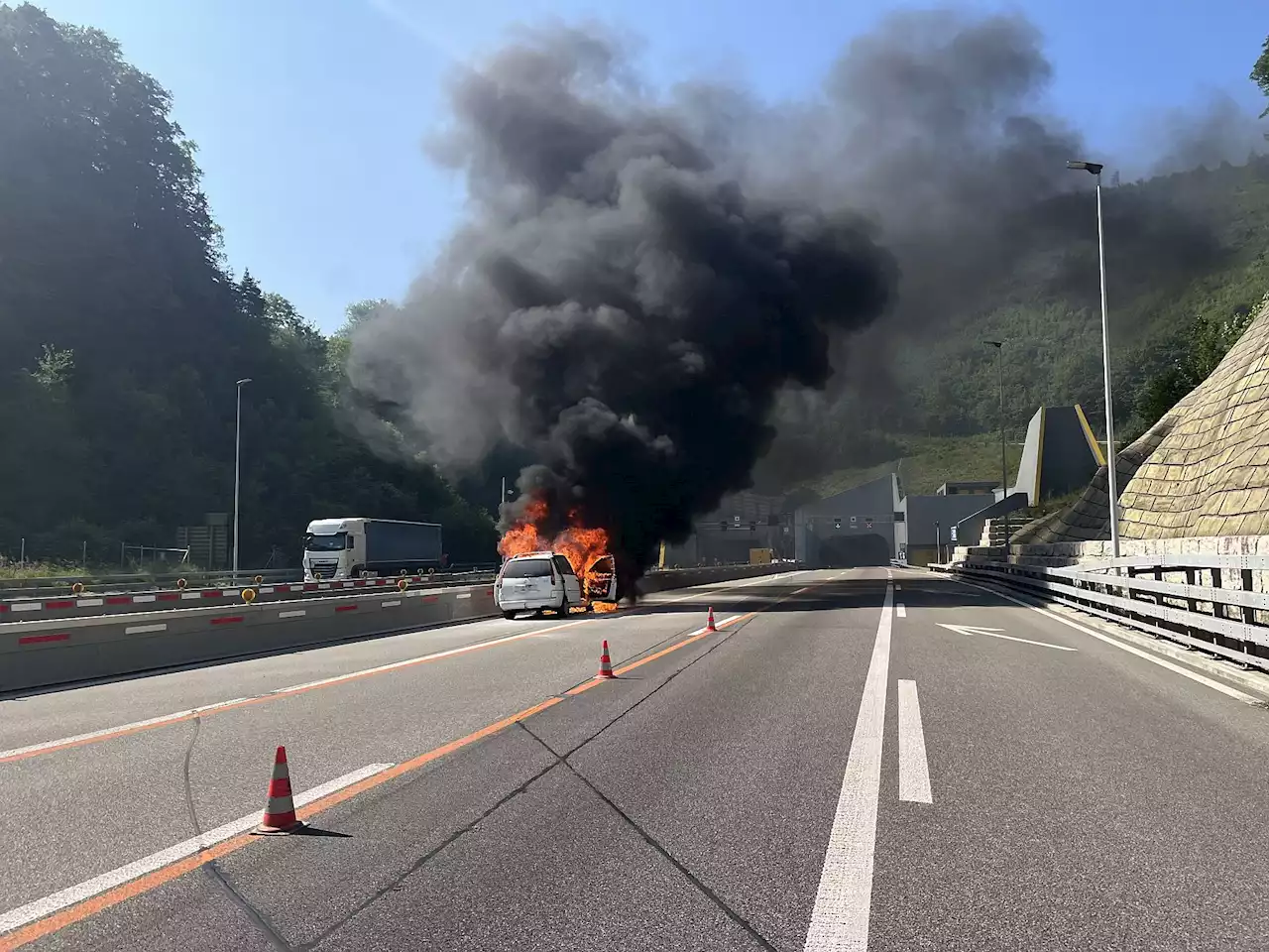 Autobahn A2 / Eptingen BL: Fahrzeug geht vor dem Belchentunnel in Flammen auf