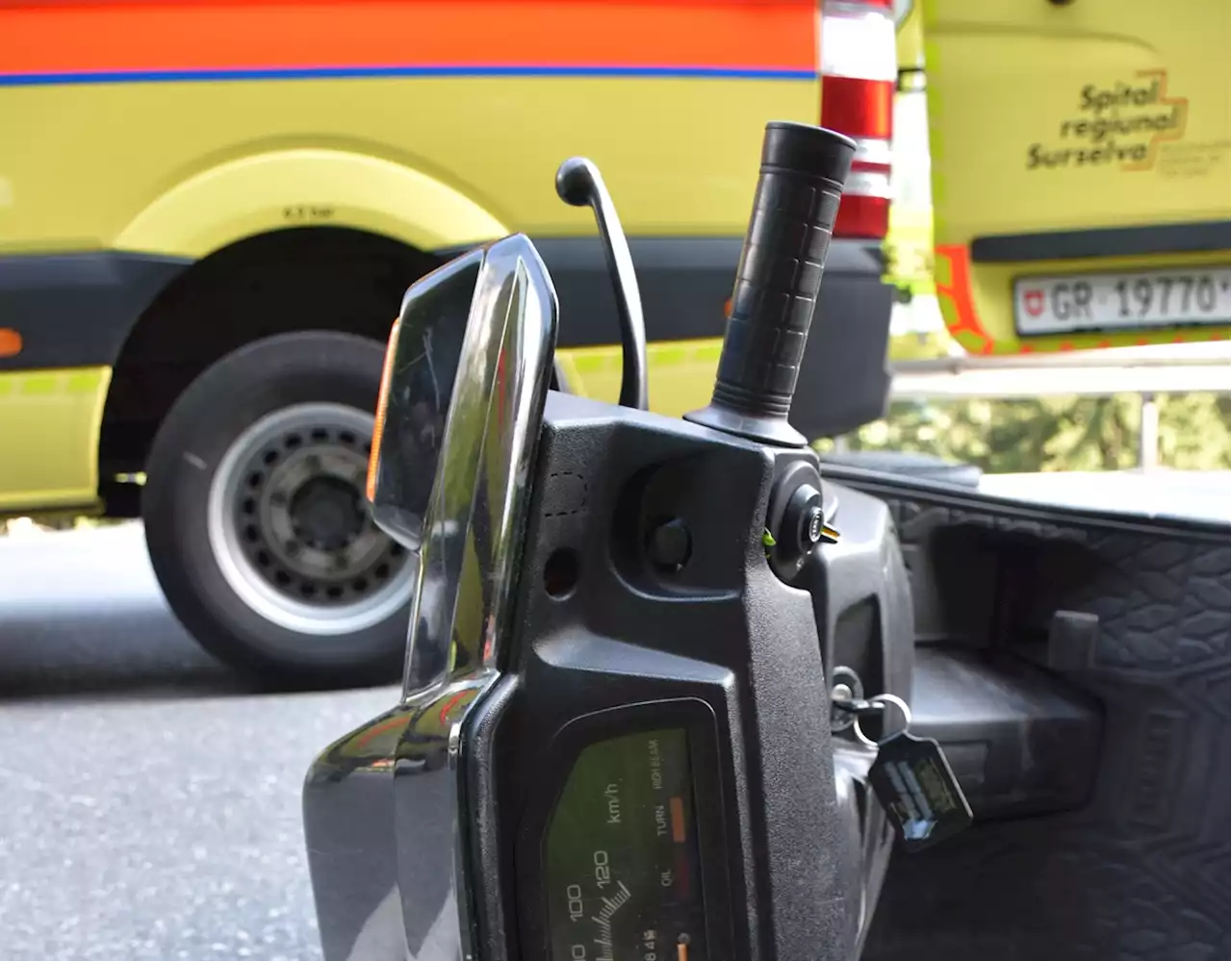 Laax GR: 60-jähriger Rollerfahrer nach Sturz mittelschwer verletzt